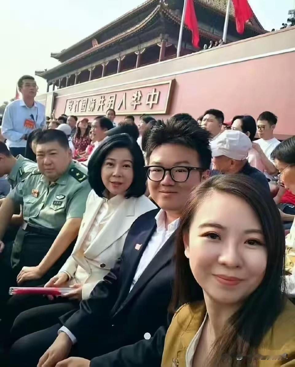 王铎：毛家后人现身观礼台，太棒了！这幅照片，我看了很多遍，太有感觉了，太棒了！