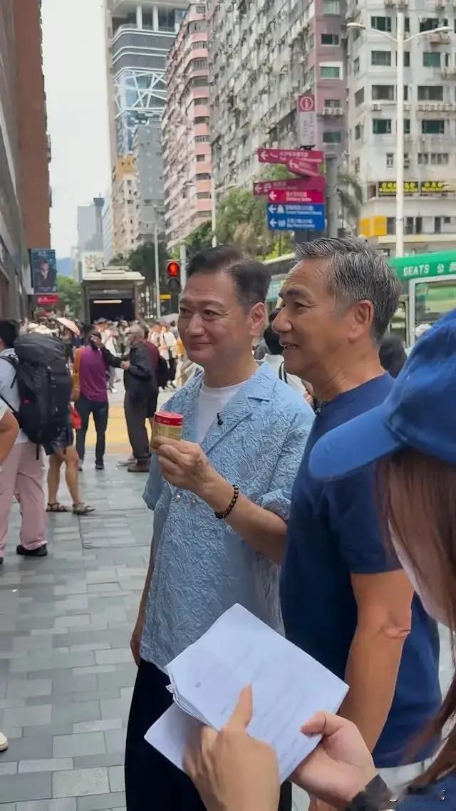 有网友在街头偶遇62岁的陶大宇与骆达华。昔日的“师奶杀手”与反派专业户，如今在路