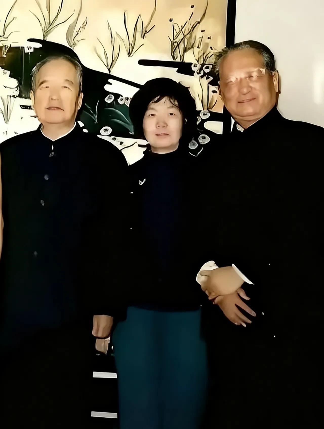 1991年，吴石将军的女儿吴兰成被接见。照片中间为吴兰成、左为罗青长。197