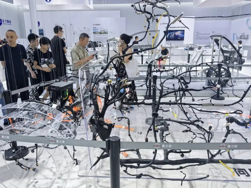 华为技术赋能果然就是不一样。这是赛力斯在车展上展示出来的问界M9的整车线束，看得