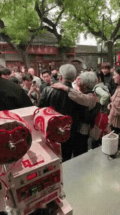 别的不说哈，就凭黄仁勋在北京逛街时，我们的老大妈楼着他的脖子合影，就说明作为华人