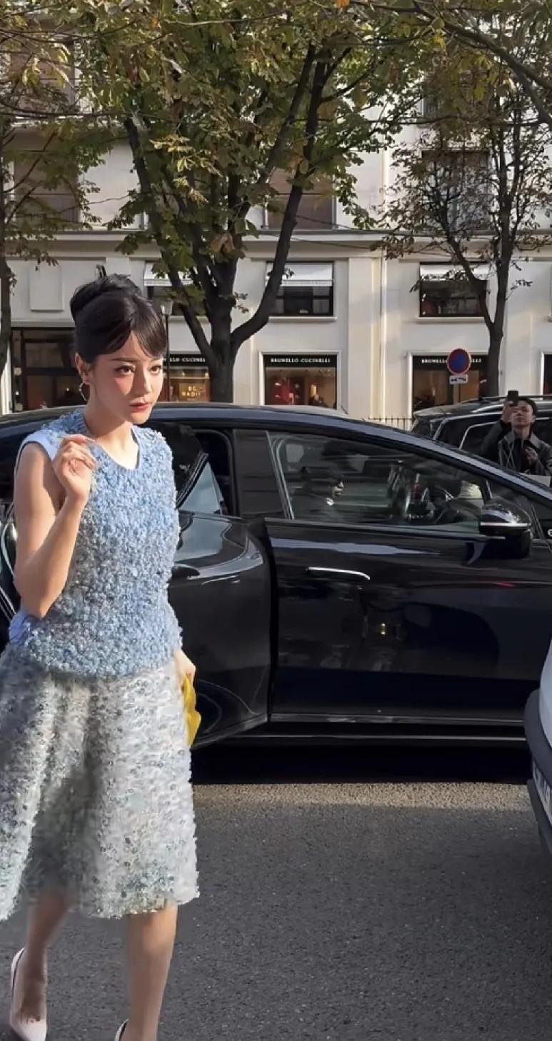 天知道她经历了什么？好久没露面了，终于出来了，不仅身材臃肿发福严重，整个人的状