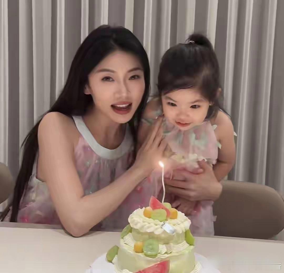 程晓玥展示大肚子，二胎4个多月就显怀，孕中期胃口大开才92斤程晓玥过完35岁生日