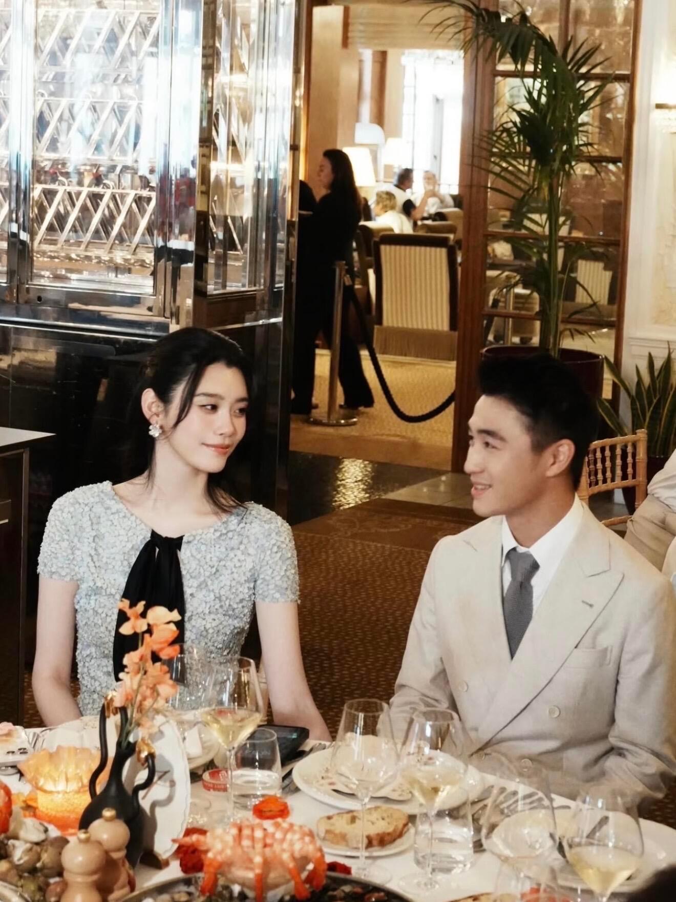何猷君奚梦瑶婚礼欢迎晚宴何猷君奚梦瑶婚礼欢迎晚宴照来了，光看照片就觉得好幸福啊