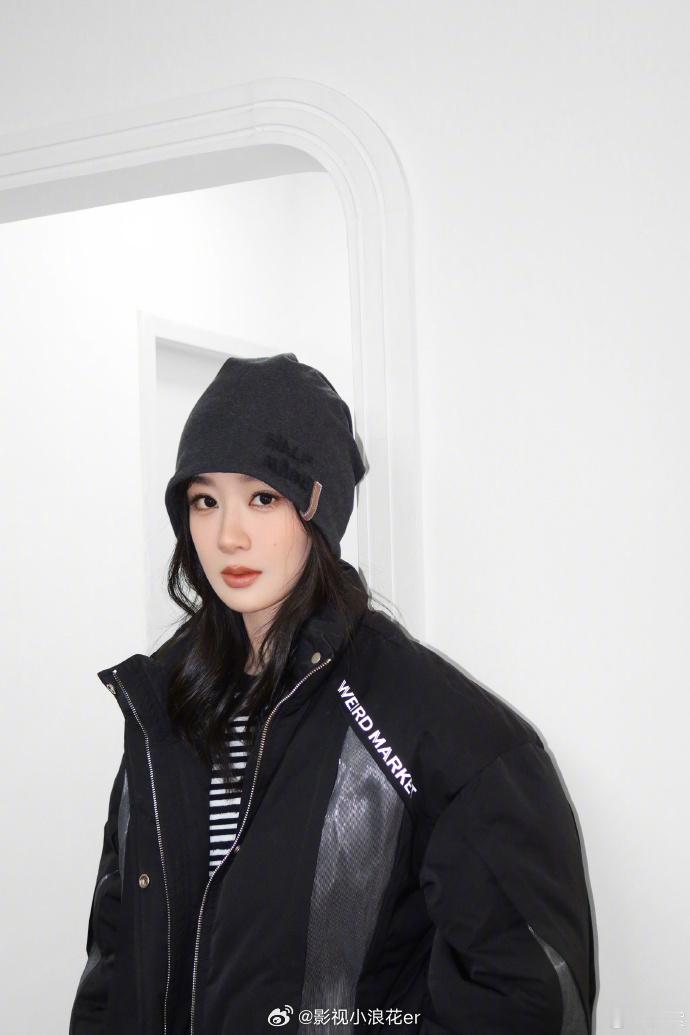 杨紫大雪有点is杨紫有点is漫天飞雪中她笑容明媚，白色大衣似与雪融为一体，清新