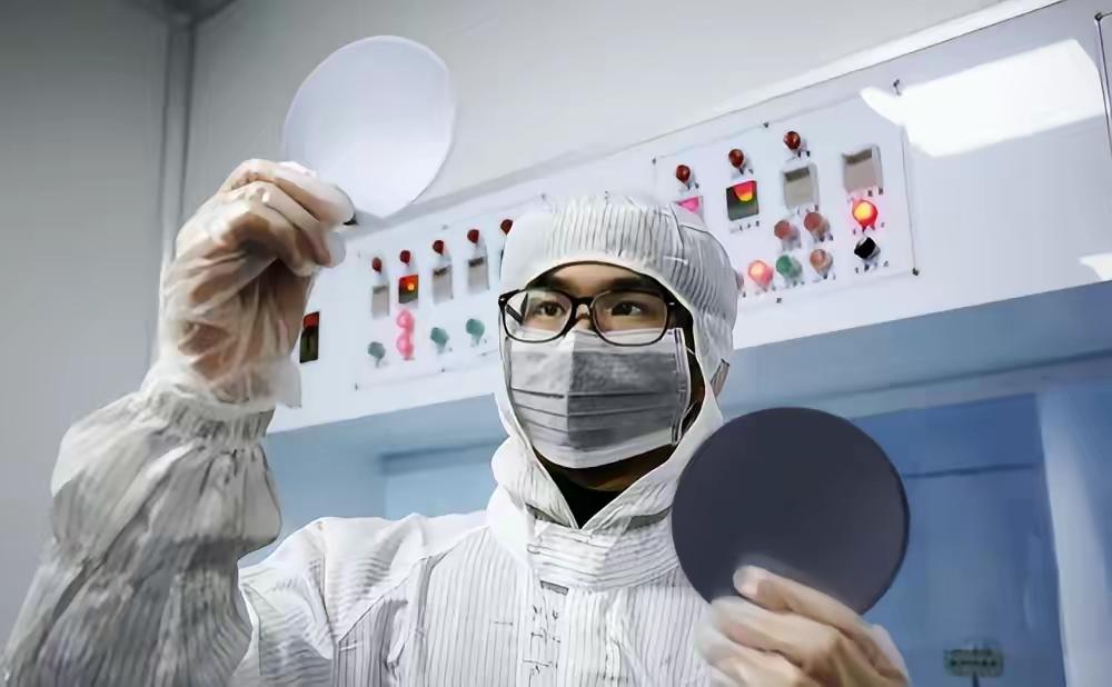 哈工大这回算是把天捅破了！谁都没想到，麒麟9020芯片只是个幌子，真正让美国和台