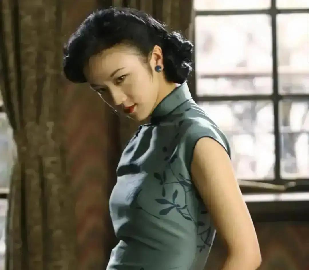 她被封杀，是她的幸运。2007年，一纸不存在的文件让她消失了。没有通告，没