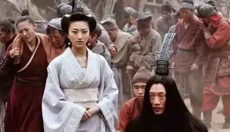 2011年，景甜演《战国》女主角，导演金琛邀请孙红雷出演男主，但看了剧本后，他提