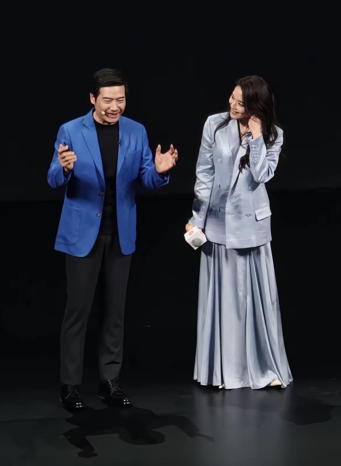 雷军这是看到舒淇害羞了吗？小米汽车SU7发布会现场，雷总和舒淇同框，他站在
