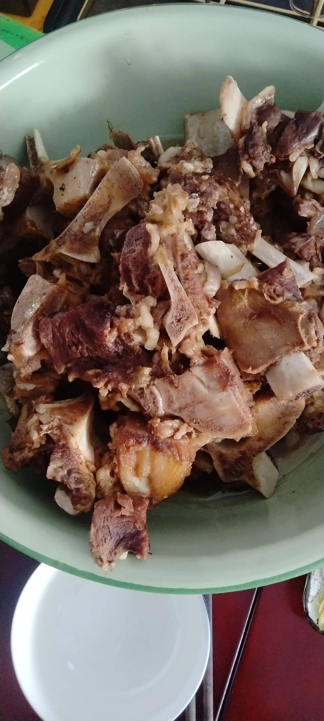 今天早上顺风邮寄十斤牛排骨，因为我炖大骨头，我家老糟头子和我生气，说这么热的天，