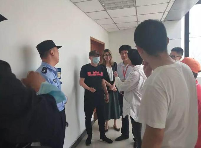 2018年，河南一家包子店老板月底总账时，发现当月营业额高的离谱，仔细查看后发现