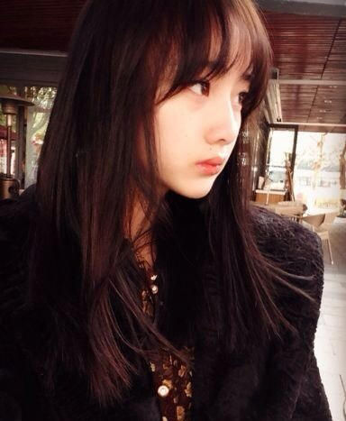 笑话：丈夫下班回到家，妻子质问：“你是不是在外面有别的女人了？”丈夫惊讶：“怎么