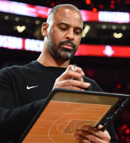 火箭管理层有没有勇士管理层的魄力记得科尔之前勇士的主教练是马克杰克逊，当时马克