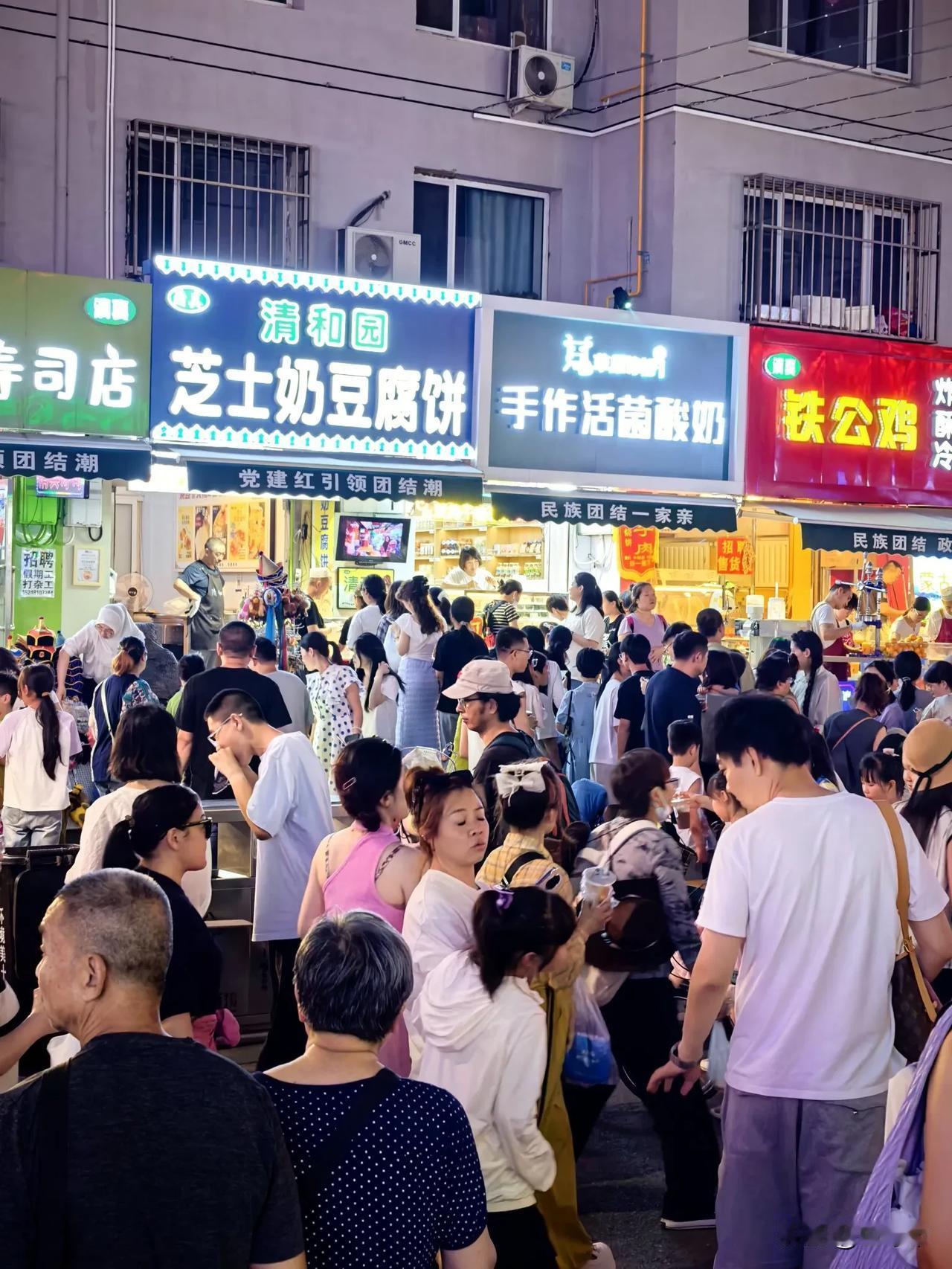 呼和浩特今年夏天最火的地方之一无疑还是宽巷子，要说宽巷子最火的是啥？前几天顺路来