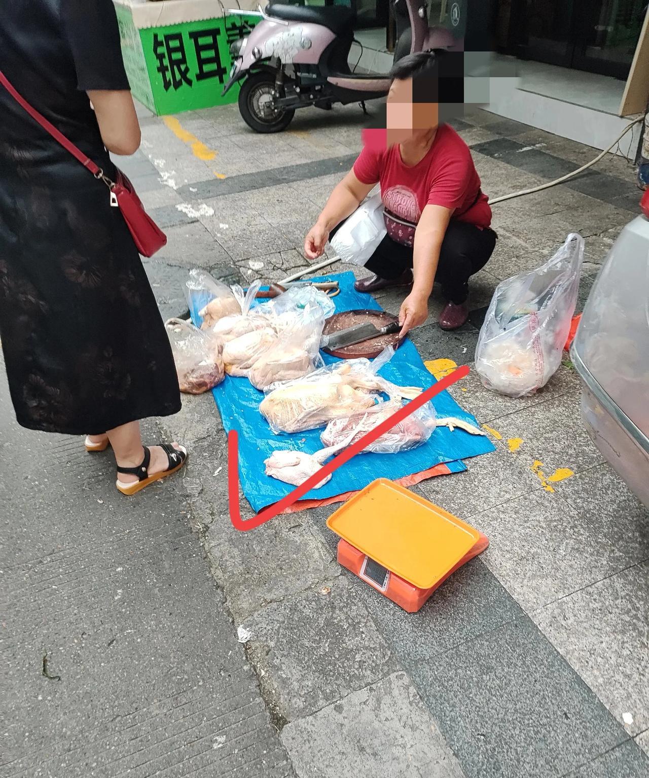 最近南宁市的一些小巷子里，一些卖“三无”鸡鸭肉的流动商贩又开始多了起来。一条10