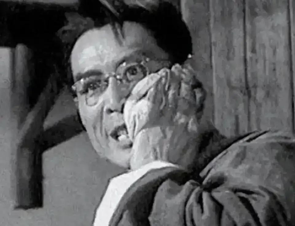 特务把他衣服扒光，四个大汉按着，俩人揪着他命根子拧，他愣是一声没吭。硬汉吧？