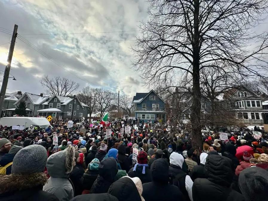 美国明尼苏达州的对峙局势正在升级。显然，美国总统老特的移民政策是引发该州大规模反