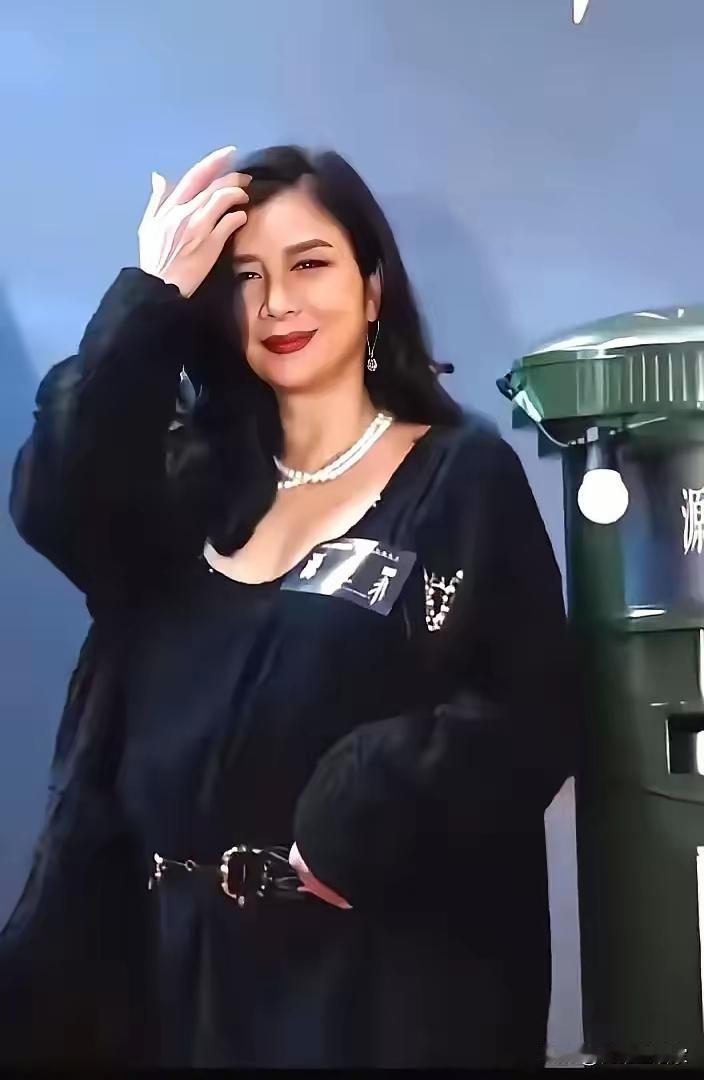 成龙没玩着的女人，吴家丽。62岁体重220斤的吴家丽，还能美得不可方物，不愧被成