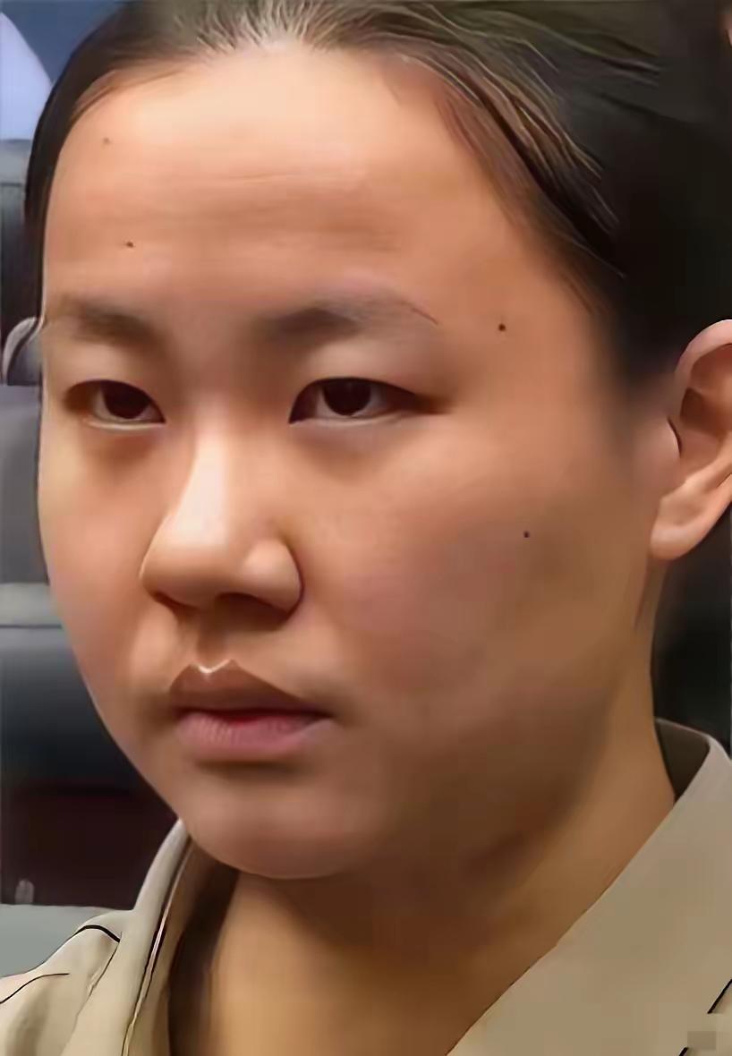 网传明珍珍读书时学习成绩非常突出，尤其是数学经常在班里考第一。直至上大学时人还非