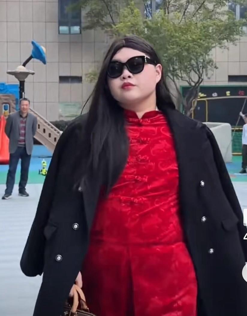 估计李湘大概吃不下饭了，气的不是这个人模仿她模仿的像，而是这个人模仿她完全就是拉