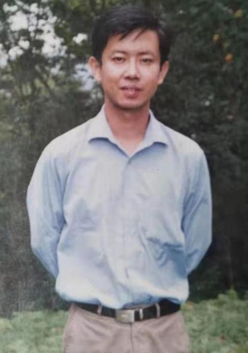 “我宁死也不道歉！”2019年一名乡镇执教19年的优秀教师，在亲吻过自己的一双儿