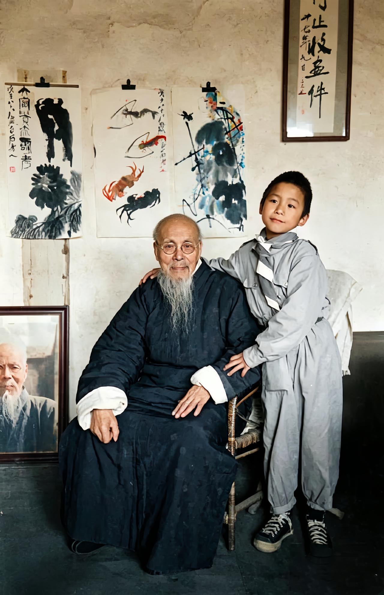 这是1948年84岁的齐白石老人与10岁的幼子齐良末在北平的家里。74岁那一年，
