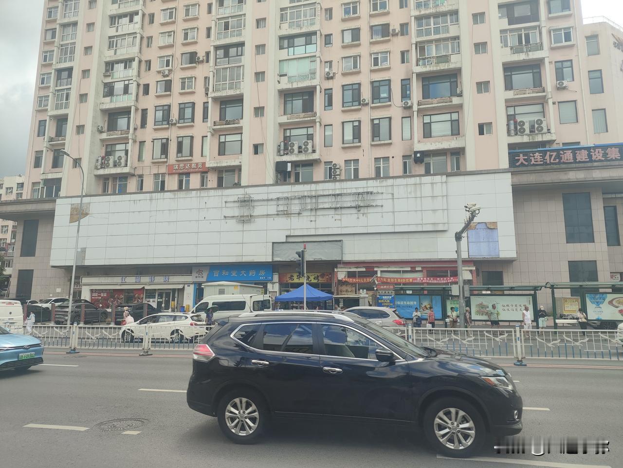 大连长春路新起屯老华润万家旧址盘活！老店空置多年终于迎来新店入驻走在长春路