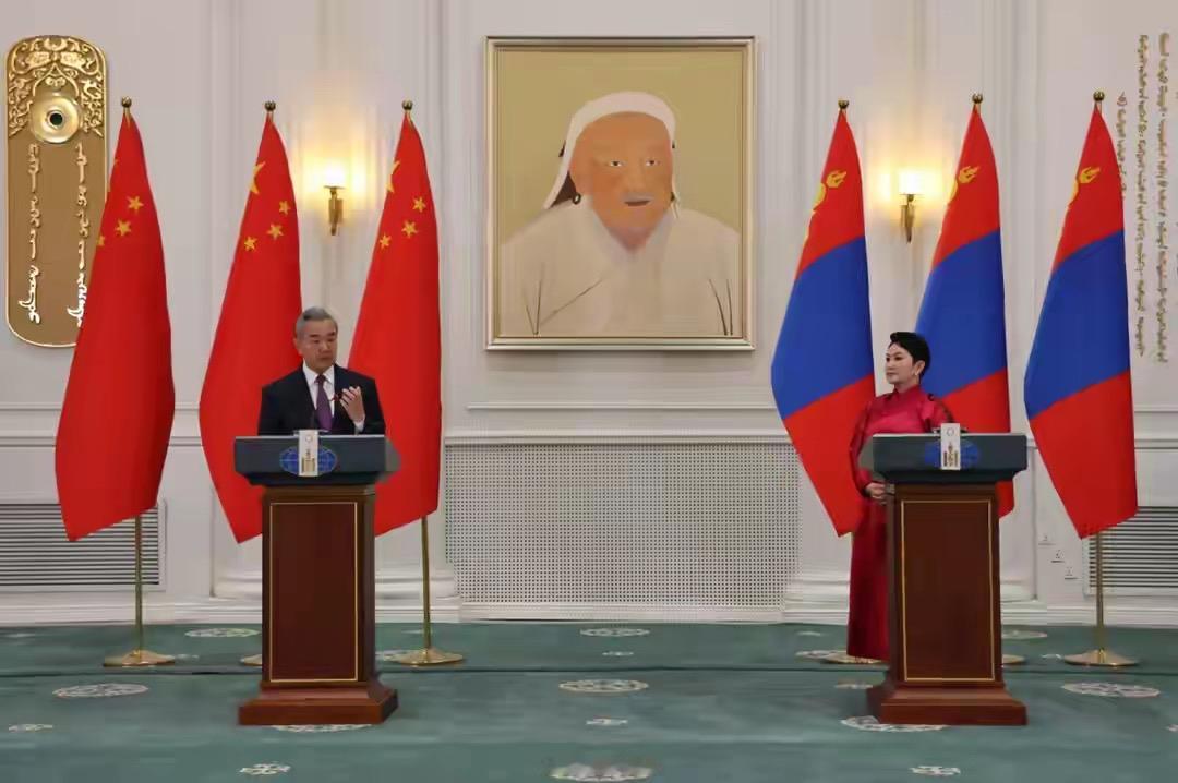 王毅刚走，蒙古就听懂了：日本想借稀土挖中国墙角？行不通！王毅外长日前应邀访蒙