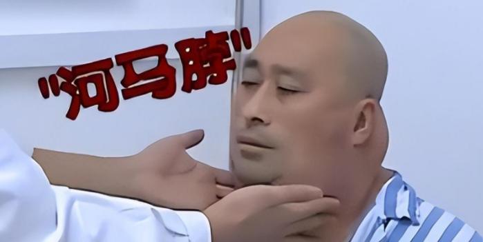 “治不了。”2013年，东北一男子患上怪病，脖子肿成“游泳圈”，医生拿到诊断书后