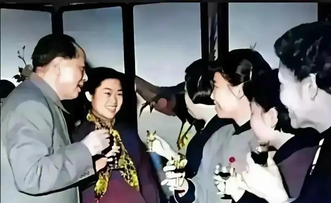 毛主席对女儿李敏说：举办婚礼一定要等我回去，这是敬酒现场！李敏虽说是毛主席的大
