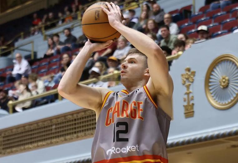 根据SpotUpShot记者PaulGarcia的消息，克利夫兰骑士已与后场球员肖恩-麦克尼尔（Se