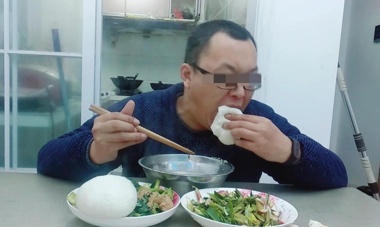 上海，男子在家中吃馒头，可吃着吃着，他竟突然倒地，噎死了。家属火化完遗体后，想起