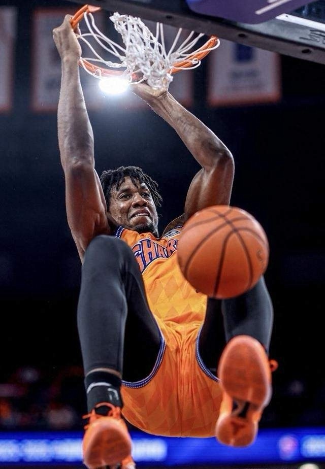 看完这CBA俱乐部杯广东和上海的比赛，给我最大的三点感受。第一、这种比赛差不多就