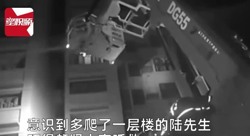 “太尴尬了！”2025年3月，江苏太仓，一男子深夜喝完酒回家，到门口才发现没带钥