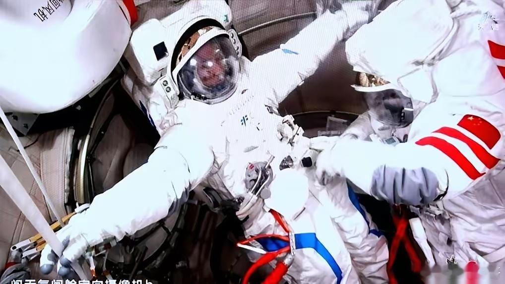 神舟二十一号的航天员们，暂时不回地球了。就在4月17号凌晨，指令长张陆带队干了一