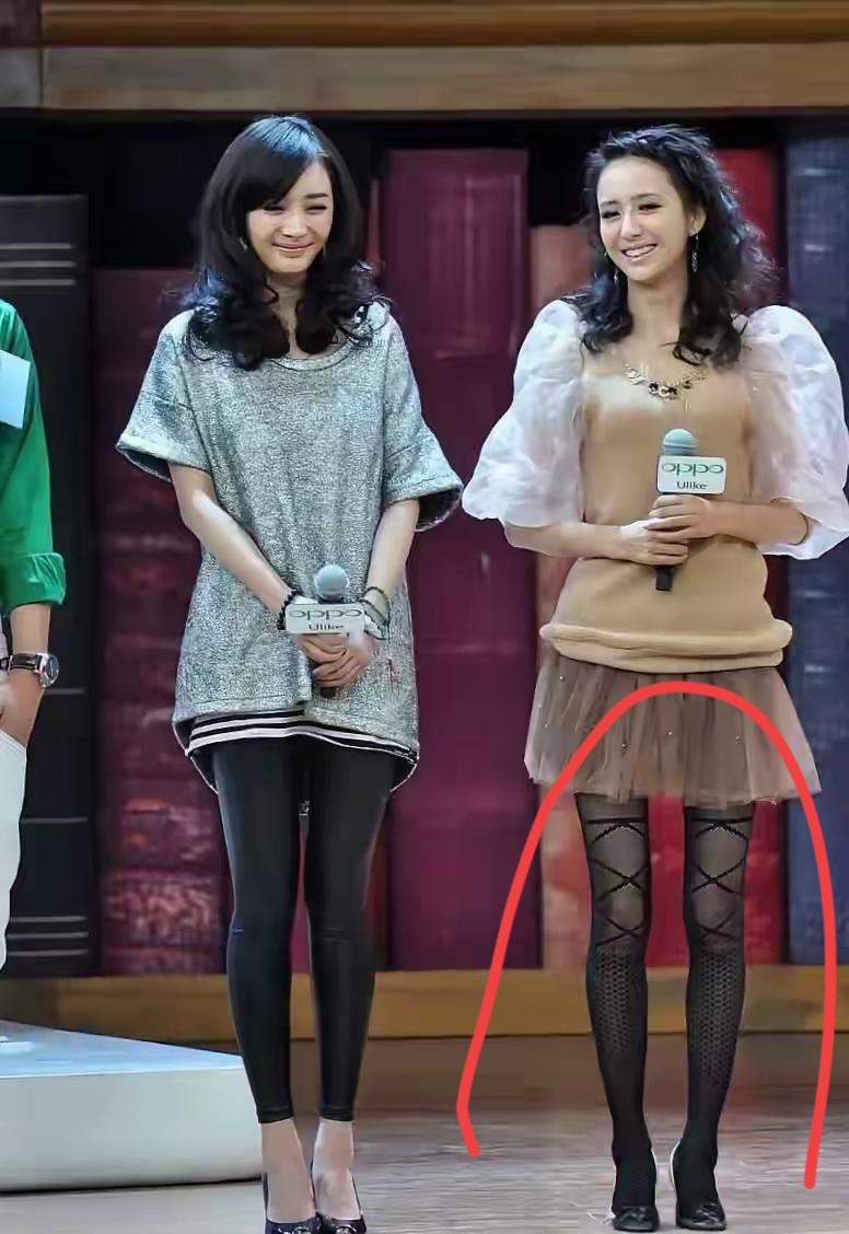 右边这个女明星是得罪了造型师吗？