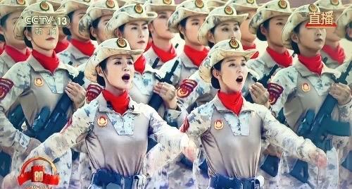 民兵方阵的领队王媛真的是美人一枚，穿上军装英气逼人，脱下军装明艳动人，这身段和气