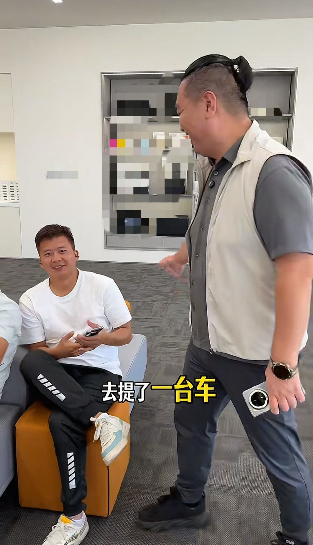 大潘同学和耗子去提车，到饭点的时候，7个人给了5个盒饭，让他们分着吃[笑着哭]