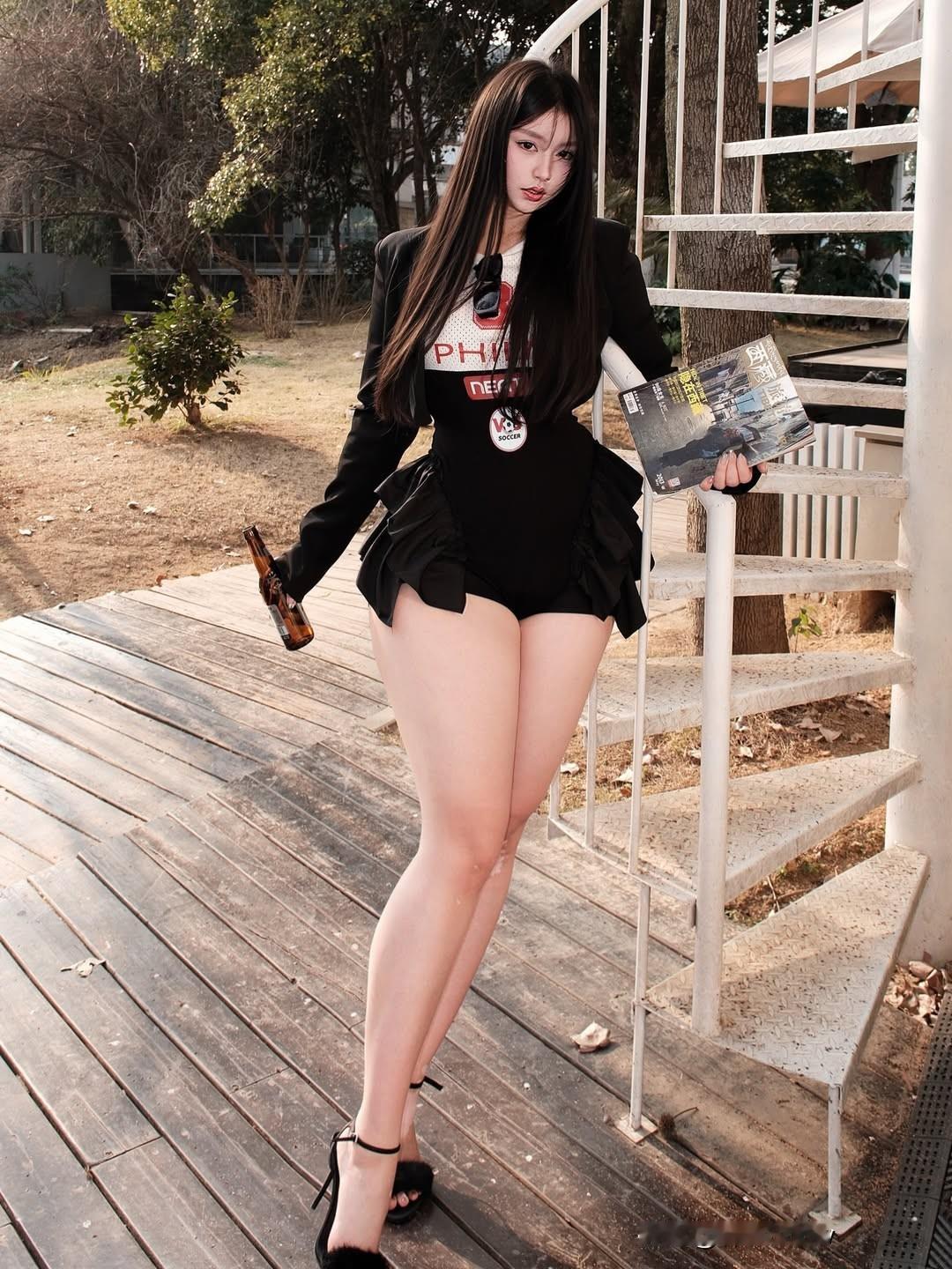 都市时尚少女，黑衣短裙，手持杂志，享受悠闲时光。微胖漂亮小姐姐