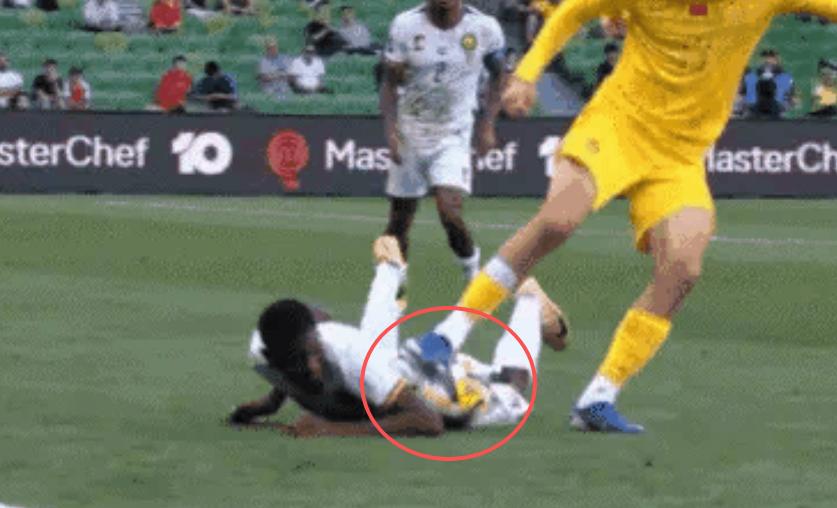 拜合拉木这动作确实危险，对方教练就在眼前看着，能不火大吗？差点就直接踩人身上了。