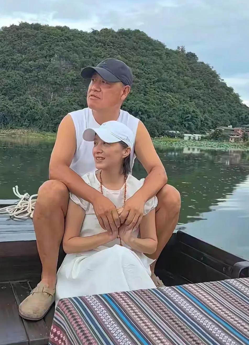 哇塞，可云的扮演者徐露与导演老公游云南：年轻时的她柳眉杏眼，光莹娇媚，玉颜如春；