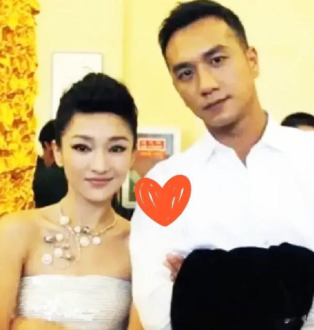 2009年，黄觉和徐静蕾同居了三年，连戒指都戴上了。他跟她提结婚，徐静蕾回了