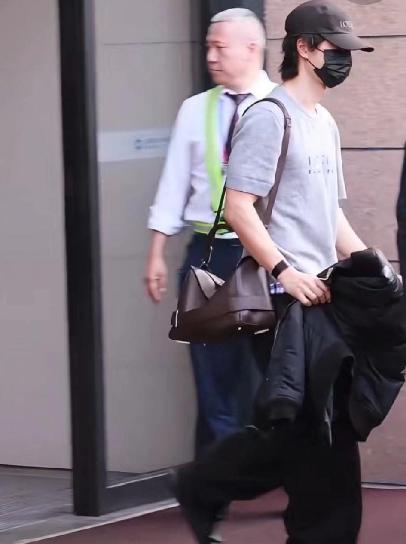 参加完时装周马上转轴回国了换上自己的皮肤就是大大方方的