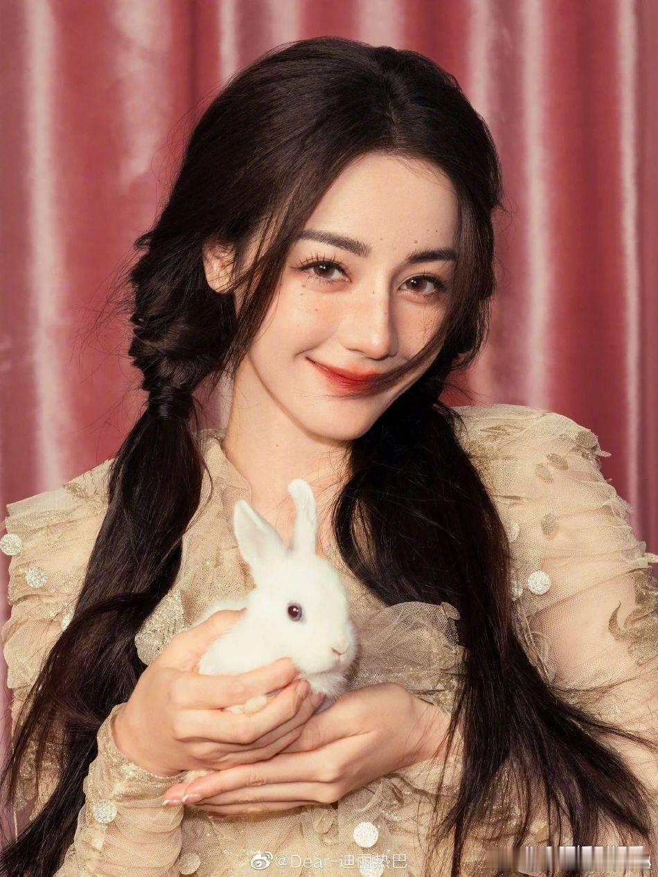 1、电视剧《中国1927》在接触李沁，但这部剧是群像剧，李沁算是群像主演的客串演