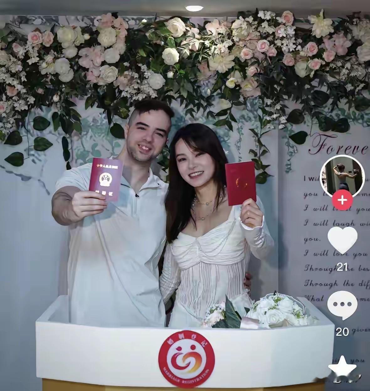 99年的重庆姑娘非常喜欢健身，于是她毕业后就在健身馆做起了私教，每天都是穿着