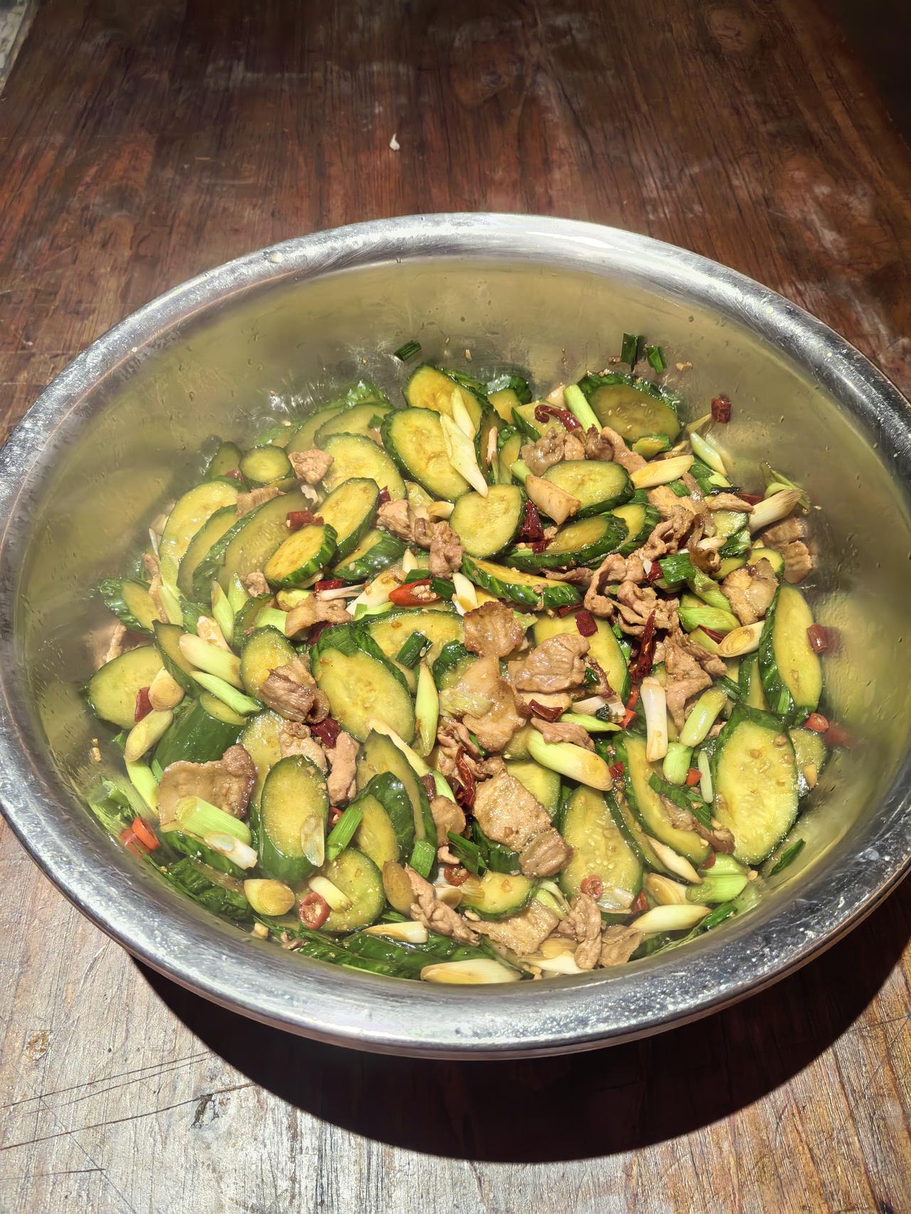 作为一名天天与烟火为伴的厨师，总有人问我：“你们自己的工作餐，是不是比餐厅招牌还