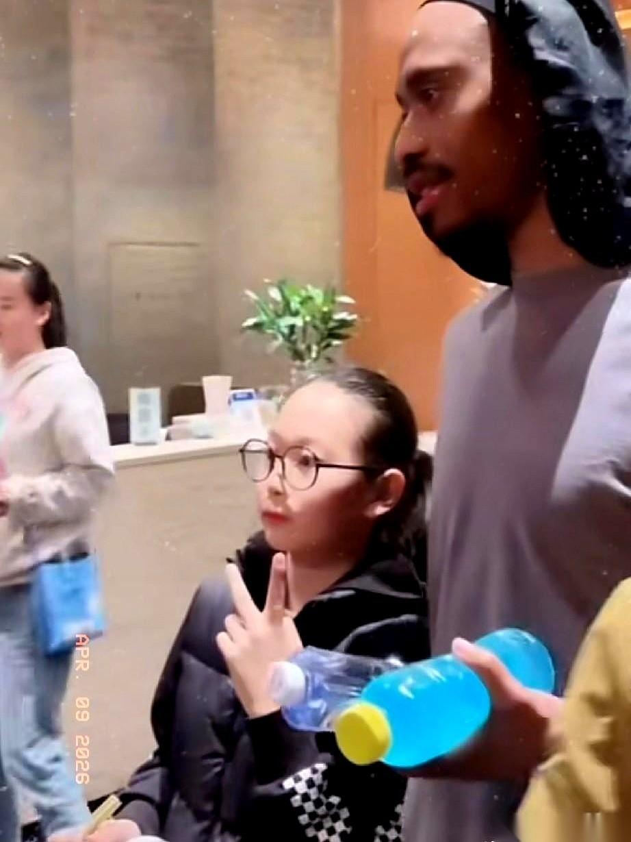 广东男篮赢了青岛队这事，最有意思的不是场上。是他们深夜回到酒店，推开门的那一刻