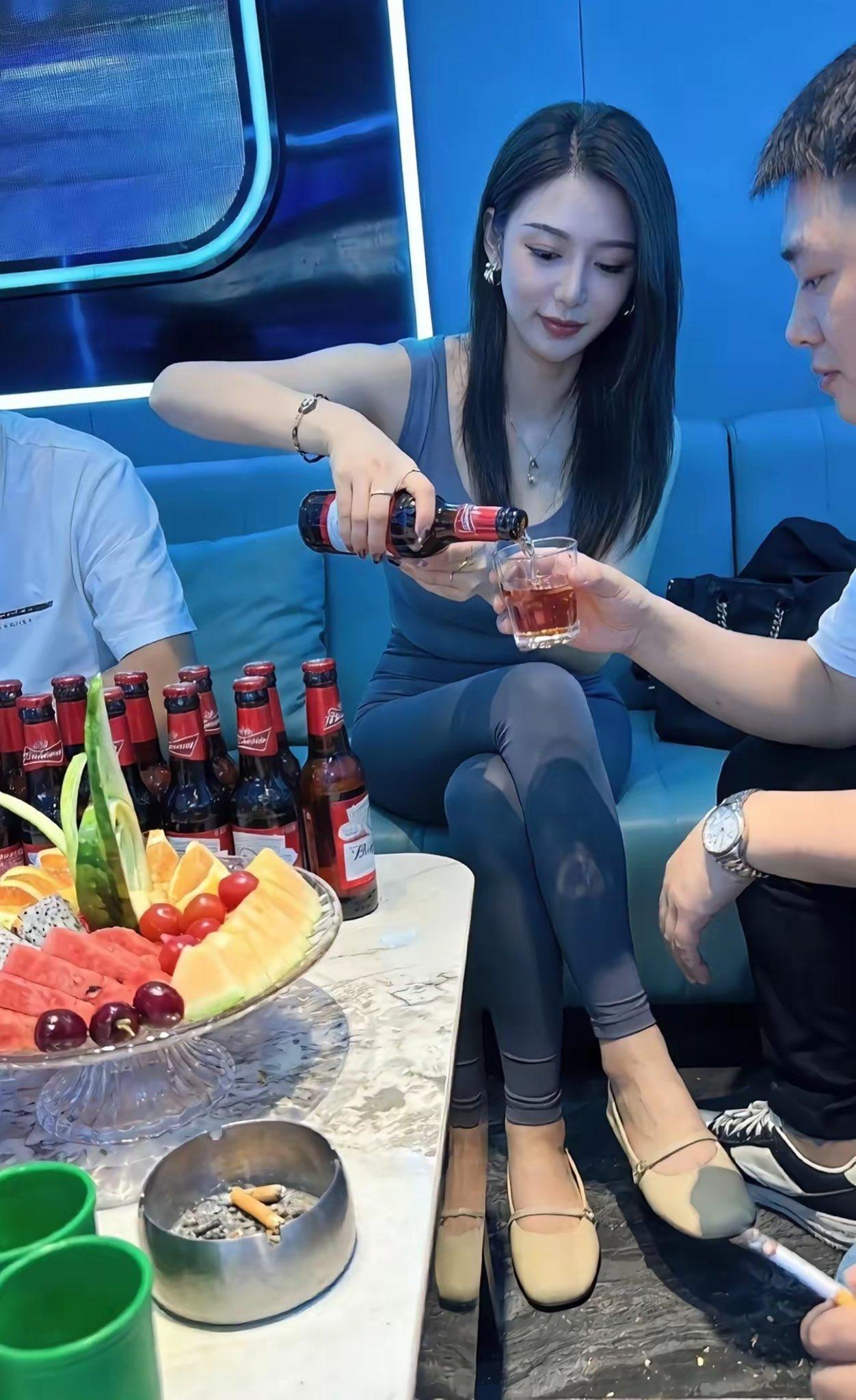 刚出社会你怕自己经不住诱惑，那就去商K上上课。“两杯酒加两句好话，你让他把家里