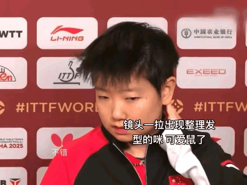 真搞不懂，莎莎扒拉头发都可爱到犯规！刚结束比赛的小莎头发凌乱，混采区她开启