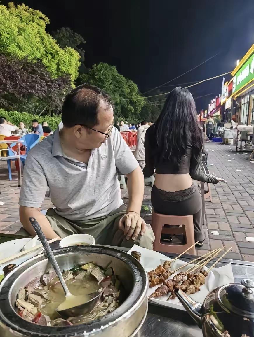 上年纪了要懂得注意一下形象！现在女孩子出门都喜欢穿得越紧越好，穿的越少越好，对于